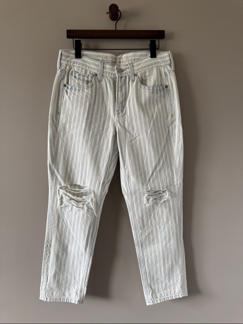AMERICAN EAGLE TOMGIRL STRIPED DISTRESSED JEANS WHITE & LIGHT BLUE SIZE 6S